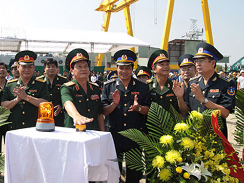 Thượng tướng Nguyễn Thành Cung nhấn nút hạ thuỷ tàu CBS 8001