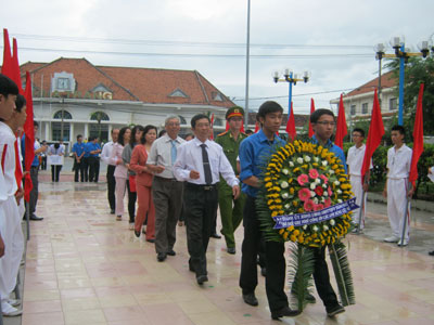  Lãnh đạo TP. Nha Trang dâng hoa và thắp hương tại Tượng đài liệt sĩ Võ Văn Ký.