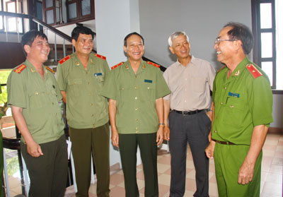 Thứ trưởng Lê Quý Vương trao đổi với đại biểu và cán bộ tham dự cuộc kiểm tra