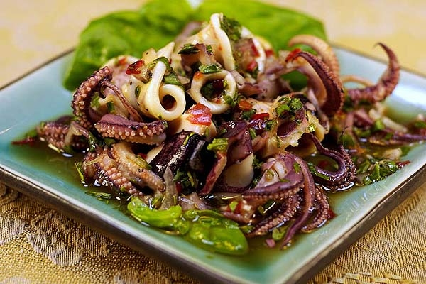 Món ăn: Cay đầu lưỡi với salad mực Thái Lan