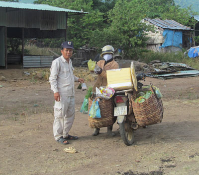 Tư thương là kênh cung cấp hàng nhanh, kịp thời cho đồng bào miền núi. (2571, 2573)