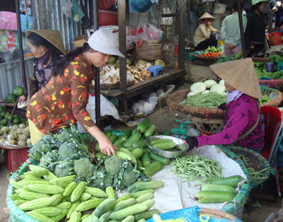 Người tiêu dùng: Thấp thỏm lo tăng giá