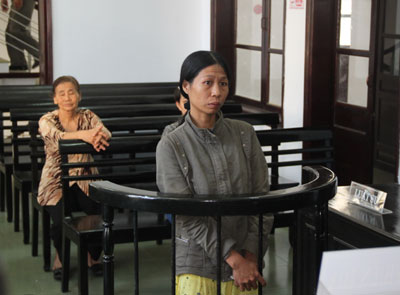 Đi giúp việc, trộm tài sản của chủ nhà