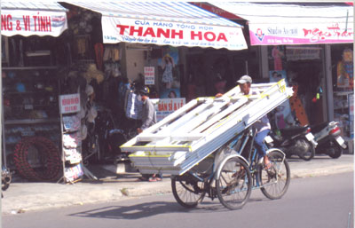 Xích lô chở hàng cồng kềnh