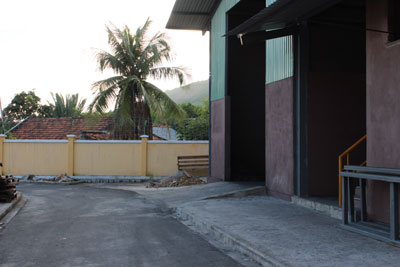 Nhà dân nằm sát tường rào nhà máy.