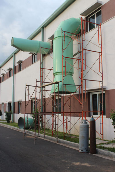 Nhà máy đang nối ống thoát khí xuống gần mặt đất để hạn chế mùi hôi.