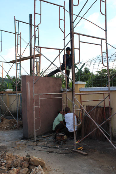 Nhà máy đang thi công bức tường rào cách âm cao 5m, dài 30m ở khu vực lò hơi để ngăn tiếng ồn.