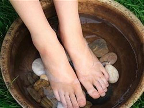 Ngâm nước muối giúp giảm viêm khớp