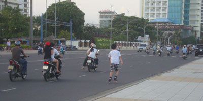 Không nên trượt patin trên đường
