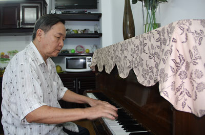  Ông Ngô Toàn đang chơi những bản nhạc Nga trên cây đàn piano.