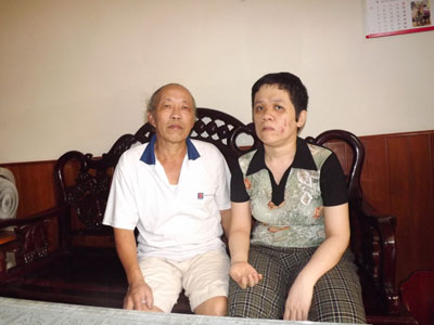 Ông Nguyễn Trung Mậu bên người con gái bị di chứng bởi chất độc da cam.