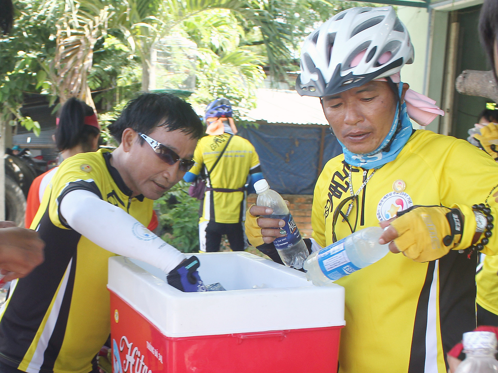 Các thành viên tranh thủ nạp năng lượng.