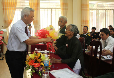 Đồng chí Nguyễn Chiến Thắng tặng hoa Mẹ Việt Nam anh hùng và Anh hùng lực lượng vũ trang nhân dân.