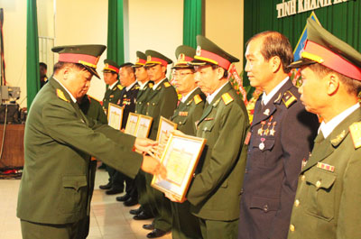 Đại tá Hà Huy Long trao bằng khen cho các tập thể và cá nhân có thành tích xuất sắc.