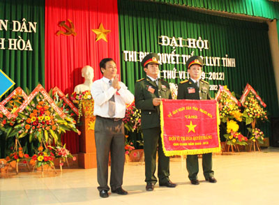 Đồng chí Mai Thu - Phó Giám đốc Sở Nội vụ, Phó Chủ tịch Thường trực Hội đồng Thi đua khen thưởng tỉnh trao cờ thi đua cho Bộ Chỉ huy Quân sự tỉnh.