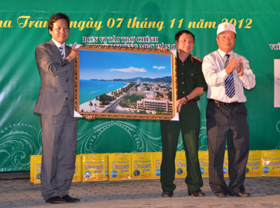 Đại diện đoàn đón tiếp của tỉnh Khánh Hòa tặng quà lưu niệm cho đoàn đạp xe “Đồng hành  da cam Việt - Hàn”. 