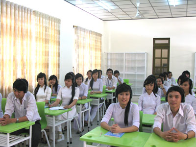 HS lớp 12A1 Trường THPT Ngô Gia Tự (Cam Ranh) trong giờ học Tiếng Anh.