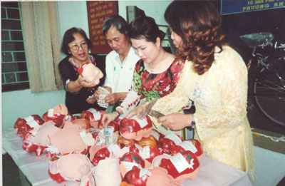 Thực hành tiết kiệm và động viên con em học tập