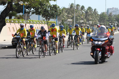 Các thành viên đoàn đạp xe lên đường đến Vạn Ninh.