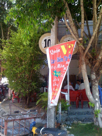 Quảng cáo lấn biển báo