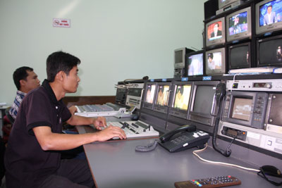 Bộ phận kỹ thuật Đài KTV đang gấp rút thực hiện các công đoạn để đưa sóng KTV lên vệ tinh.