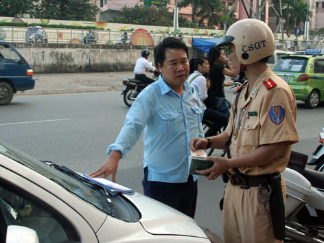 Đi xe không sang tên đổi chủ, bị phạt tới 10 triệu đồng