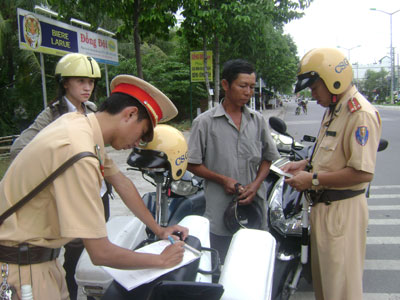 Lực lượng Cảnh sát giao thông kiểm tra người vi phạm giao thông theo Nghị định 71 (ảnh chụp trên đường 23-10).