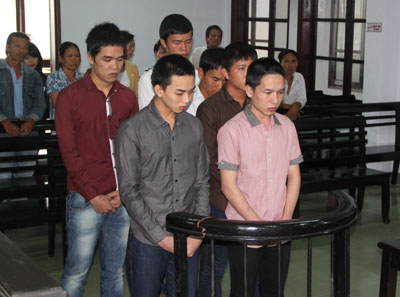 Tổ chức tiệc chia tay… để vào tù