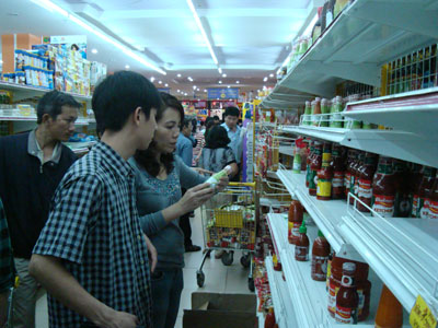 Khách hàng chọn mua hàng nội địa tại Trung tâm Thương mại Maximark Nha Trang.