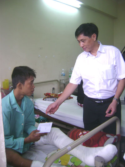 Thăm và tặng quà các bệnh nhân bị tai nạn giao thông