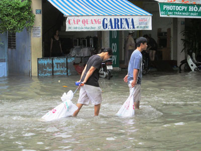 Mưa lớn, một số tuyến đường Nha Trang ngập nước
