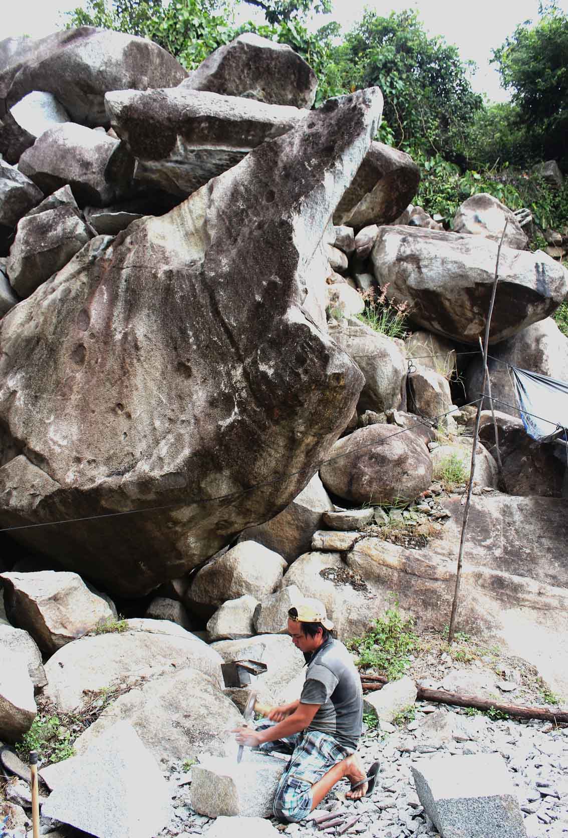 Chênh vênh đời thợ chẻ đá