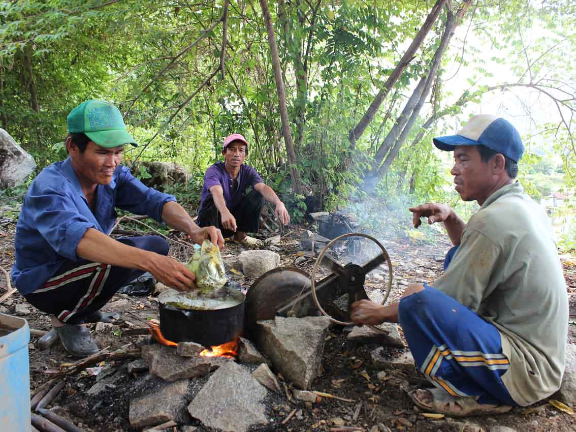 Các thợ chẻ đá nấu cơm trưa trên núi.