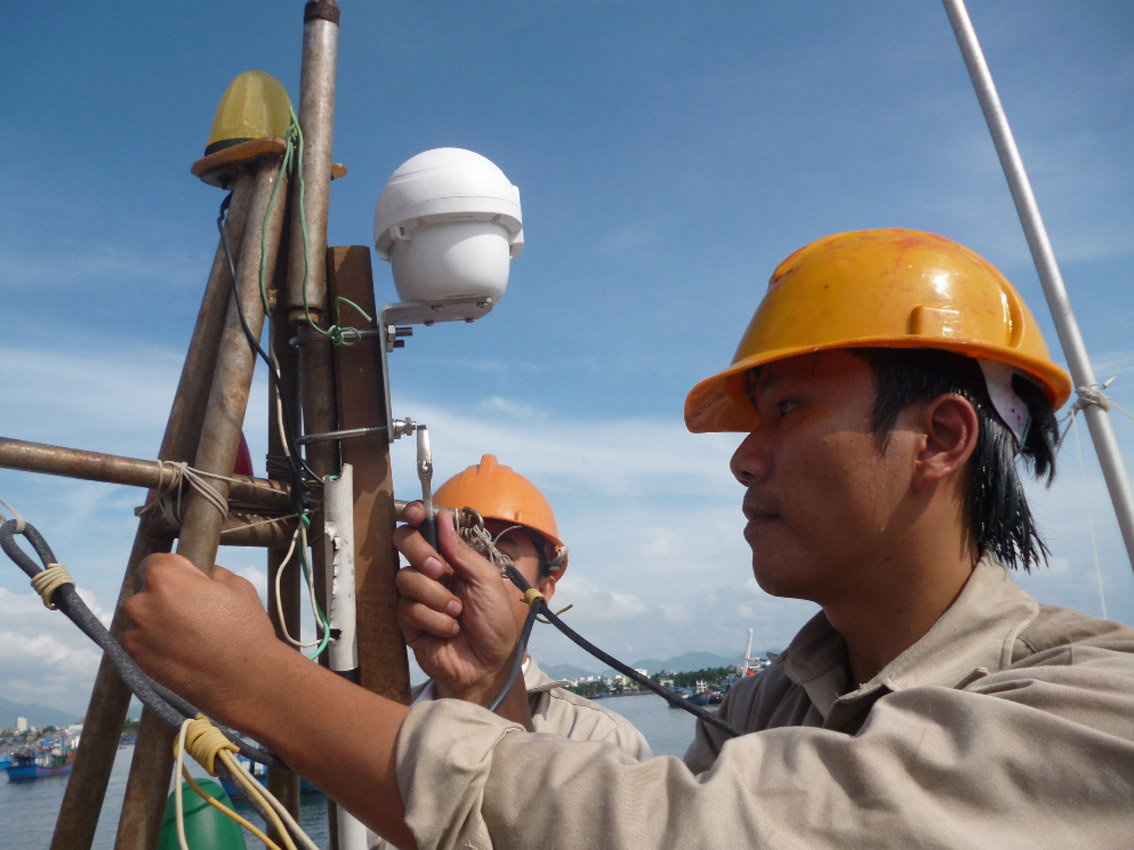 Lắp đặt 69 thiết bị vệ tinh cho tàu cá