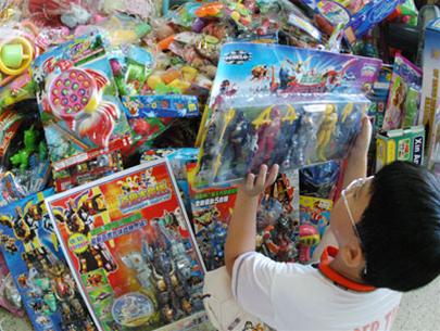 Xử phạt nhiều vi phạm trong kinh doanh đồ chơi trẻ em, rượu, mỹ phẩm...