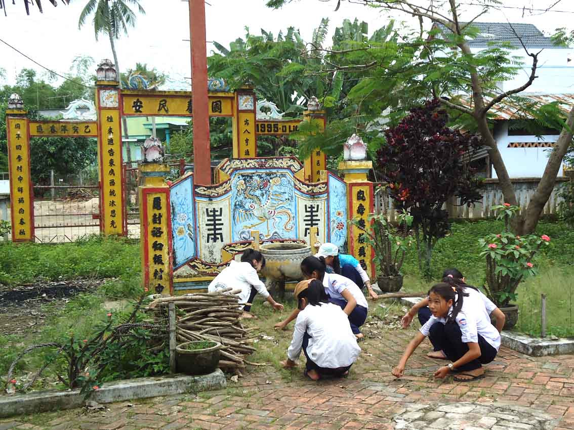 Thành viên Câu lạc bộ Bảo vệ và phát huy DSVH Trường Trung học Cơ sở Trịnh Phong chăm sóc, làm vệ sinh tại miếu thờ Trịnh Phong. (Ảnh do Trường Trung học Cơ sở Trịnh Phong cung cấp)