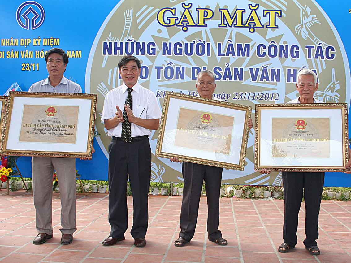 Ông Trương Đăng Tuyến - Giám đốc Sở Văn hóa - Thể thao và Du lịch trao bằng chứng nhận di tích cấp tỉnh, thành phố cho đại diện các di tích.