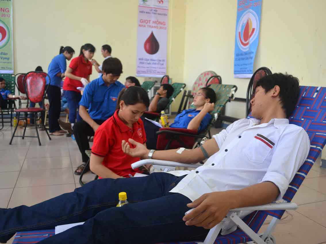 Hội viên Hội Chữ thập đỏ hiến máu tình nguyện.