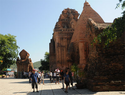 Tháp Bà Pô-na-ga là một trong những điểm thu hút khách du lịch đến Khánh Hòa. Ảnh minh họa