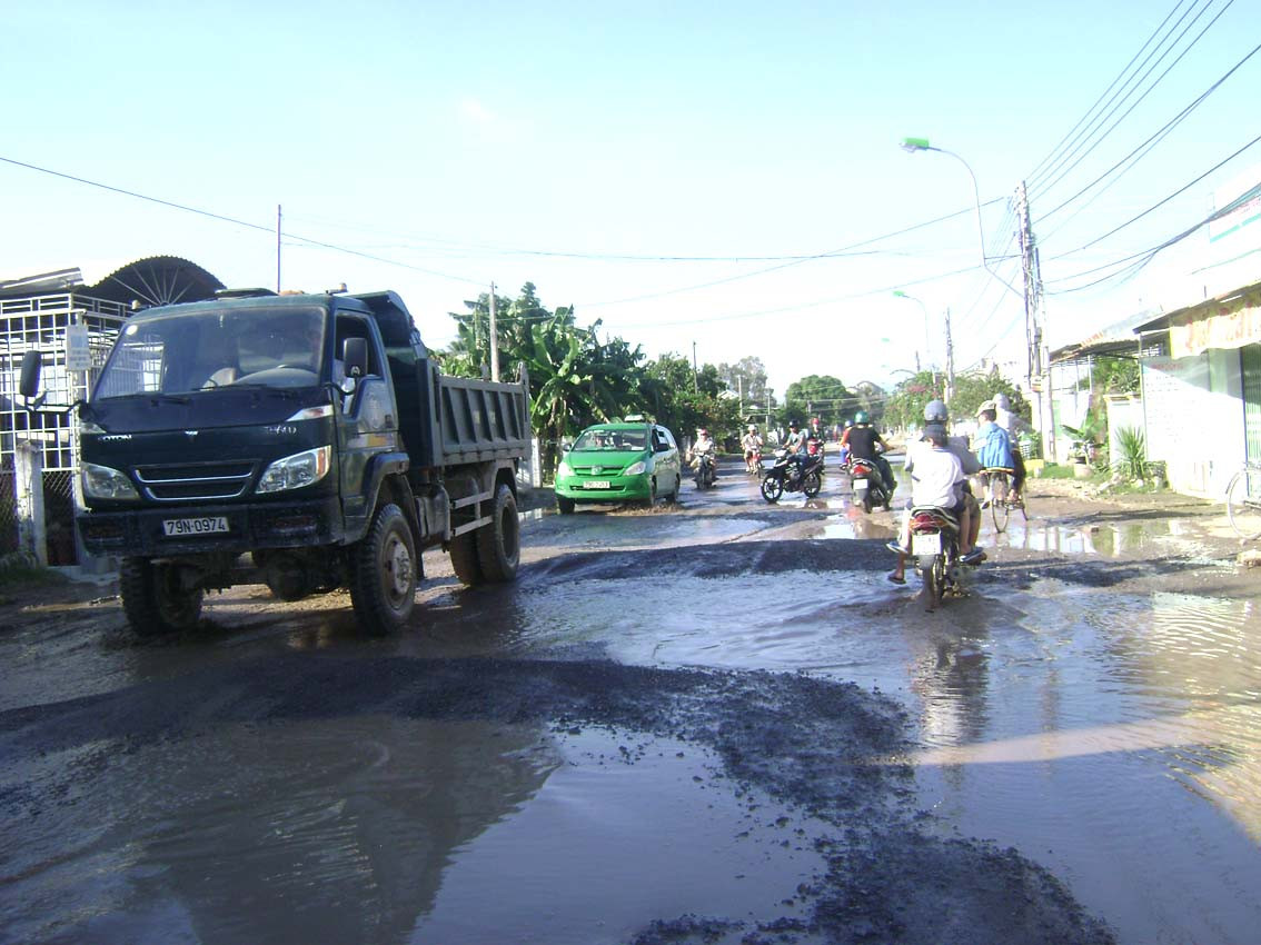 Tuyến Tỉnh lộ 1A, đoạn đi qua thôn Phú Thọ 1, Ninh Diêm xuống cấp nghiêm trọng (ảnh chụp chiều 25-11).