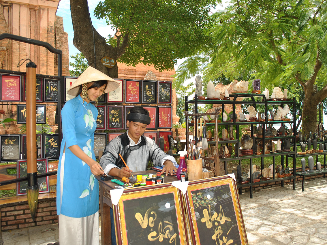 Thu phap Thanh Phong: Thanh Phi đang viết thư pháp tại Khu di tích Tháp Bà Ponagar trong dịp lễ Quốc khánh 2012.  