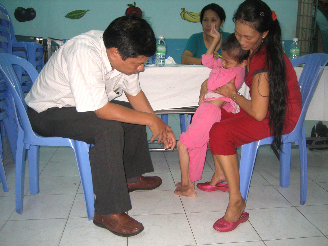 Khám cho gần 5.400 lượt trẻ em khuyết tật