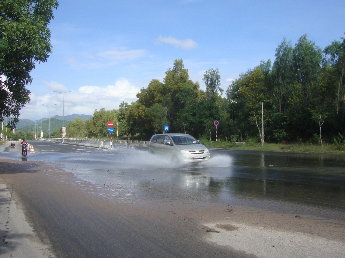 Cần sớm khắc phục tình trạng nước tràn qua đường