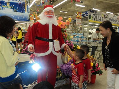 Các em nhỏ thích thú với ông già Noel tại siêu thị Metro