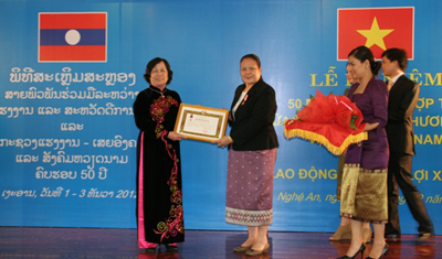 Thừa ủy quyền của lãnh đạo Đảng, Nhà nước Lào, Bộ trưởng Bộ Lao động và Phúc lợi xã hội Lào Onechanh Thammavong đã trao Huân chương Độc lập hạng Nhất cho Bộ Lao động, Thương binh và Xã hội Việt Nam; trao Huân chương Độc lập hạng Nhì cho Bộ trưởng Phạm Thị Hải Chuyền
