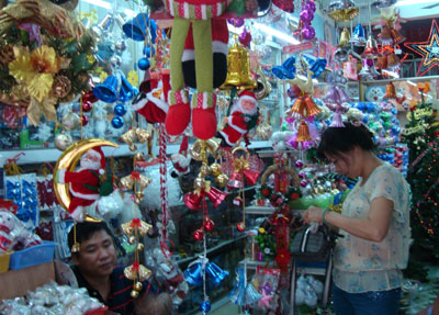 Thị trường hàng Giáng Sinh: Hàng nội chiếm lĩnh