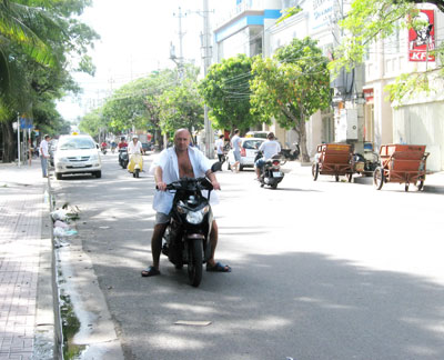 Một du khách nước ngoài trên đường Trần Quang Khải, Nha Trang.