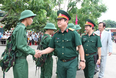 Lãnh đạo Bộ Tư lệnh Quân khu 5, Bộ Chỉ huy Quân sự tỉnh và huyện Cam Lâm động viên thanh niên trước giờ lên đường nhập ngũ.