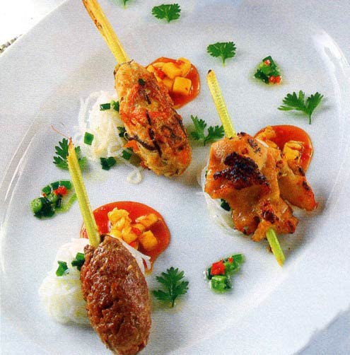 Món ăn: Hải sản, thịt bò xiên sả nướng giòn