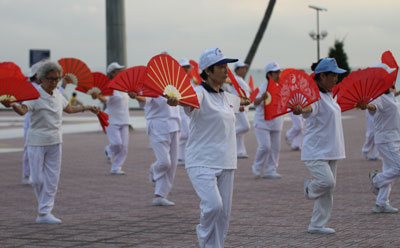 Các thành viên Câu lạc bộ Dưỡng sinh phường Tân Lập đang tập luyện.